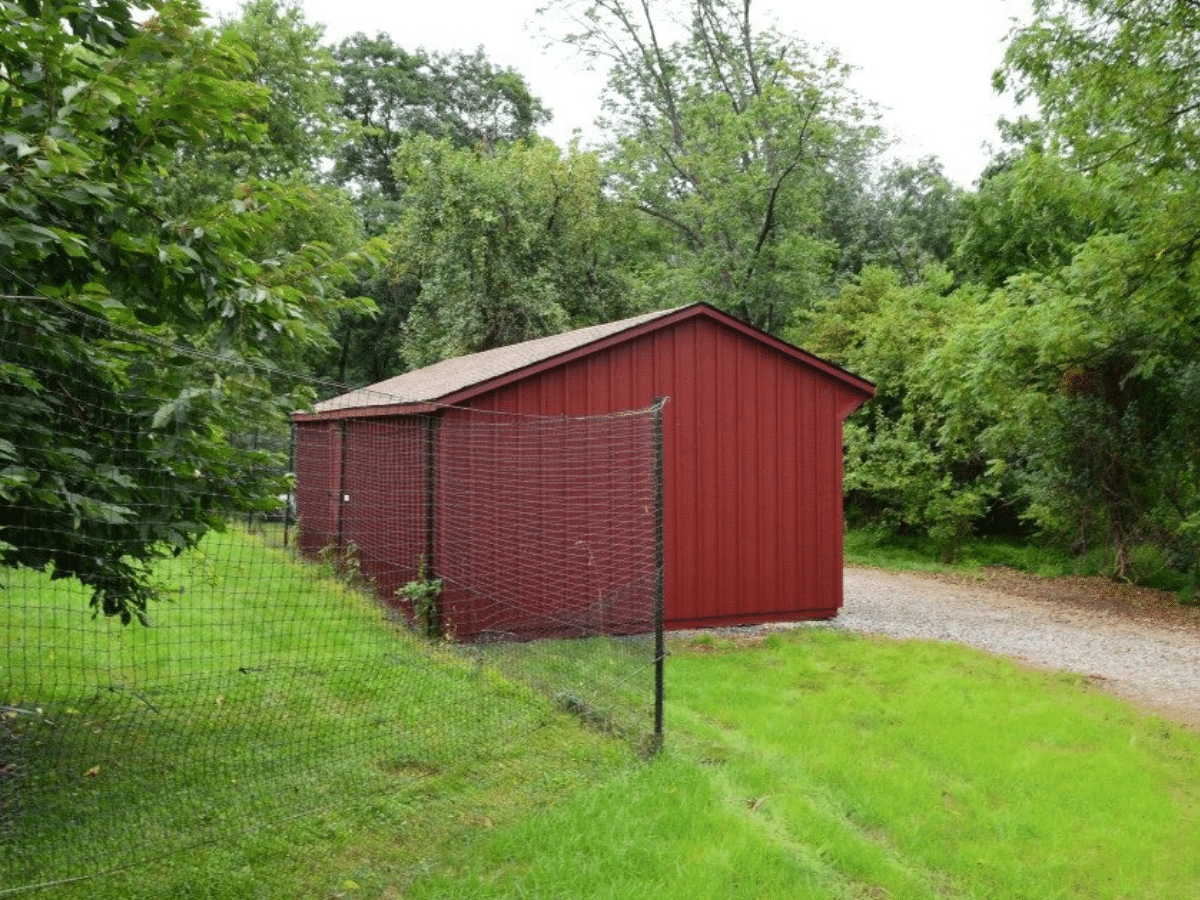 run in shed for horses with an overhang